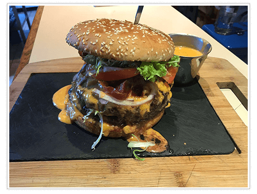 hamburger-nos-produits-restaurant-specialiste-grillades-restaurant-la-vache-rouge-yves-gomezee